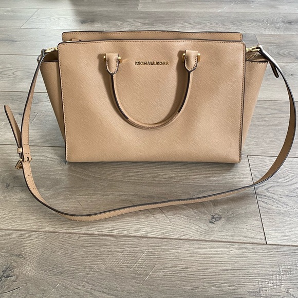 Michael Kors Handbags - Authentic Michael Kors tote bag